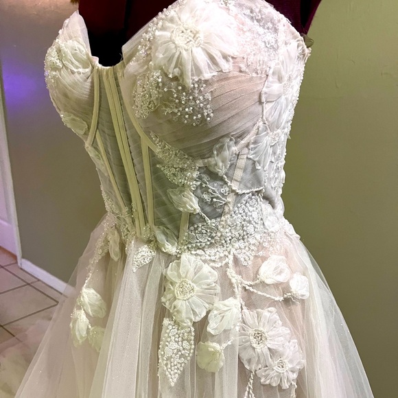 Tulle Wedding Dress Swallow - Picture 2 of 11